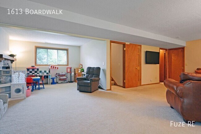 Building Photo - 1613 Boardwalk-