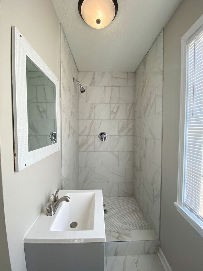 Building Photo - 3 bed, 2 bath near Yale and Raleigh Millin...