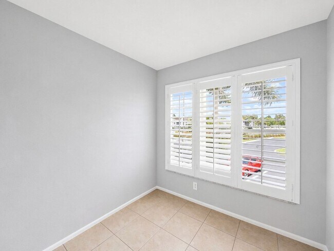 Building Photo - 150 Santa Clara Dr