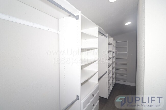 Building Photo - Cozy 2B/2BA with office/den