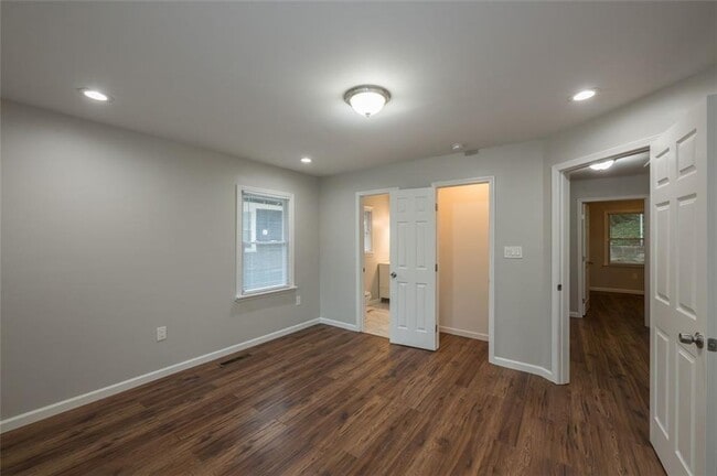 Building Photo - 257 Barfield Ave SW