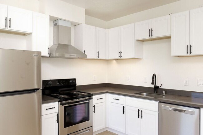 Building Photo - 6616 Telegraph Ave