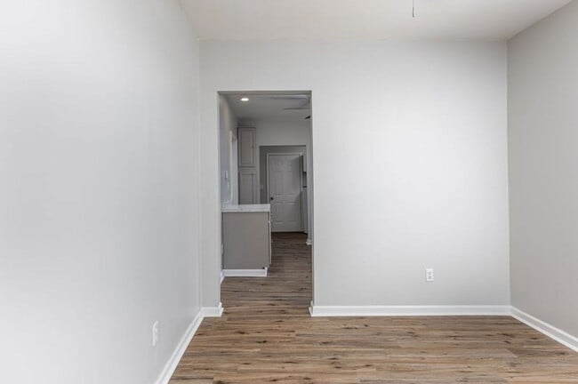 Building Photo - 508 E 6th St