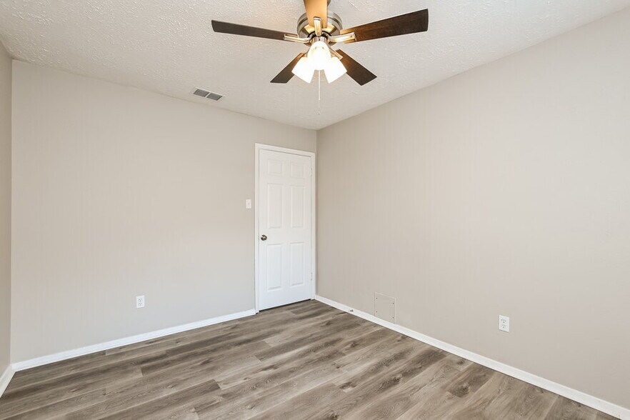 Building Photo - 7411 Skylight Ln