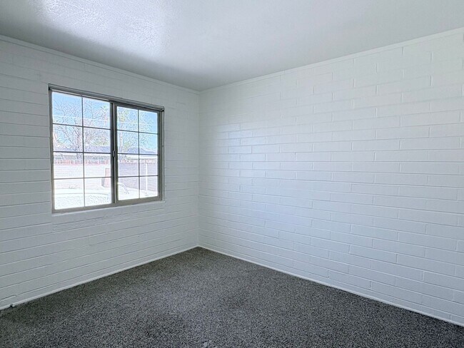 Building Photo - 3 Bed/2 Bath home with backyard and swimming pool!