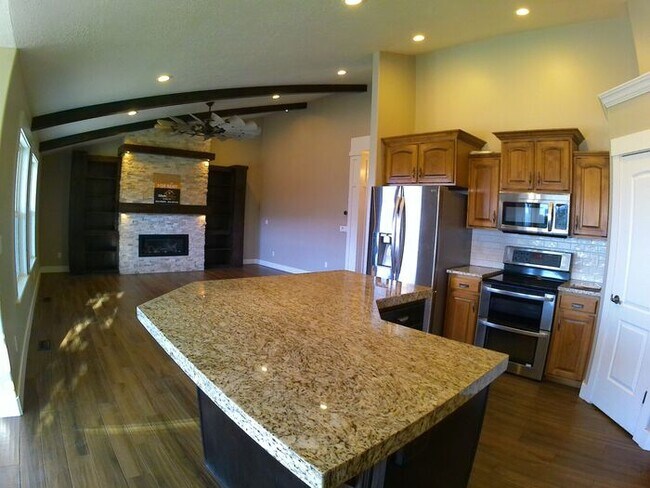 Building Photo - 5 bdrm 3bth Home 3 Car Garage Some utilities included