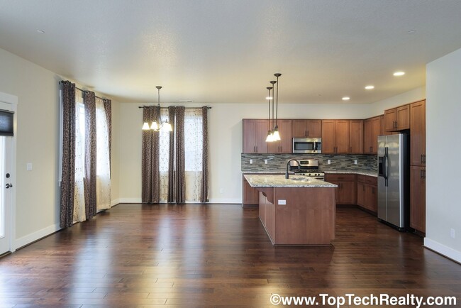 Building Photo - Beautiful 4 BR* 2.5 BTH* Single Family Hom...