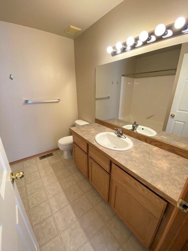 Building Photo - Spacious 3 Bedroom with Office - Fenced Lawn with Lawn Care Provided!