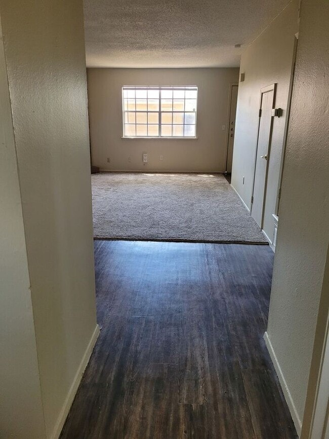 Building Photo - 3x2
