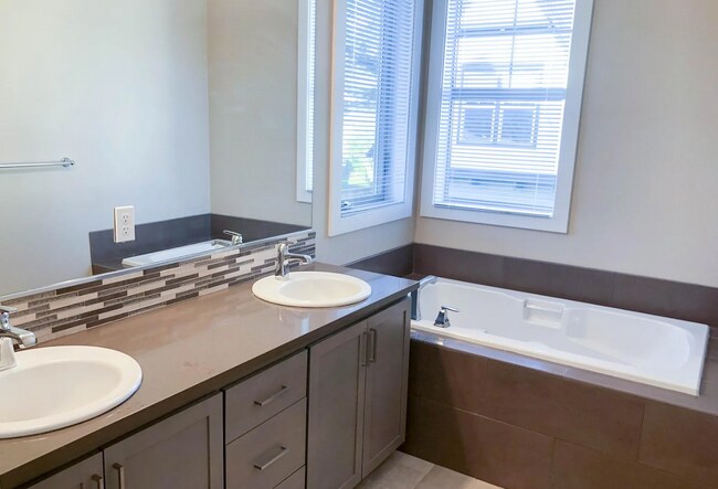 Building Photo - 7910 SW Capitol Hill Rd