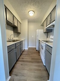 Building Photo - 3841 Silver Lake Rd