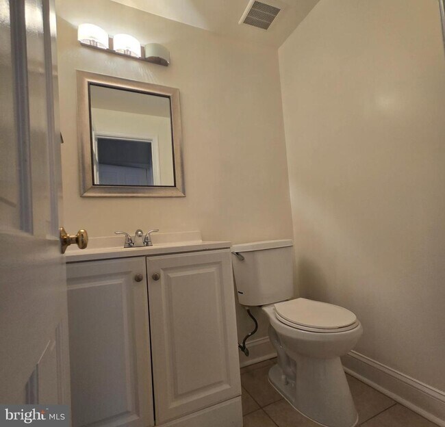 Building Photo - 8 Mannakee St