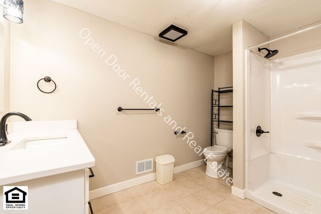 Building Photo - 4 bedroom home now available!