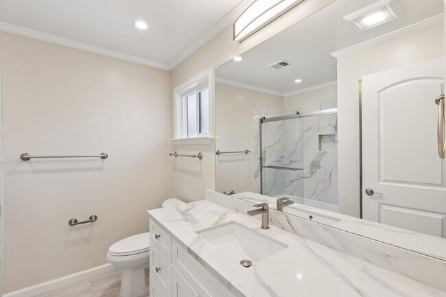 Building Photo - Remodeled 2 Bedroom in Downtown Palo Alto with Central A/C!