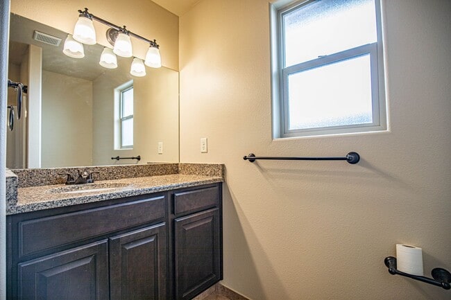 Building Photo - Cozy 3 Bed 2 Bath You've Been Looking For!