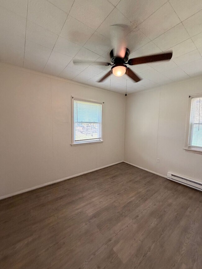 Building Photo - 1437 Oakcrest Dr