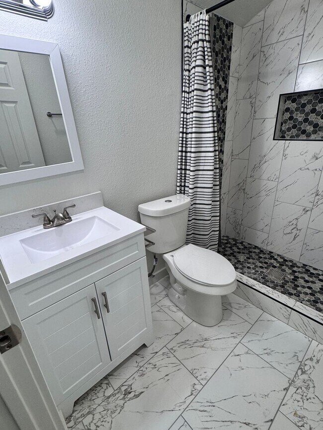 Building Photo - Beautiful 3 bed, 2 bath home with open lay...