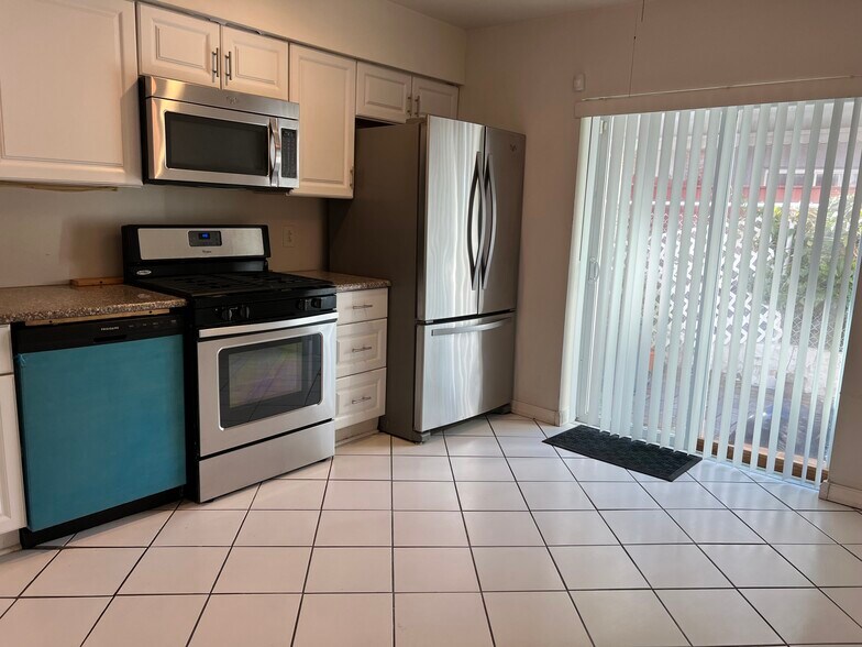 Building Photo - 2408 S Sartain St