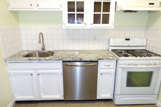 Building Photo - Updated Condo in Park-Like Setting