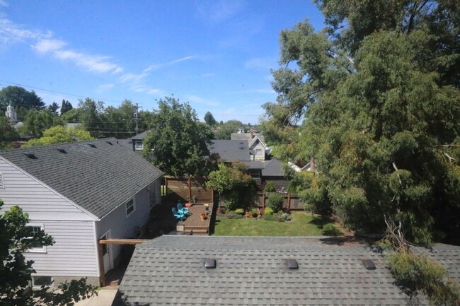 Building Photo - Spacious upper 3-bedroom unit with 2 full ...