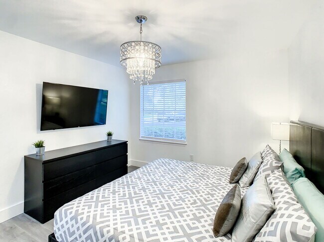 Building Photo - Westpointe Boulevard, Orlando, FL 32835 - 2 BR 2 BA condo