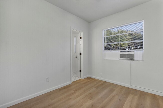 Building Photo - Charming Updated 1-Bedroom Home with Modern Kitchen & Cozy Front Patio