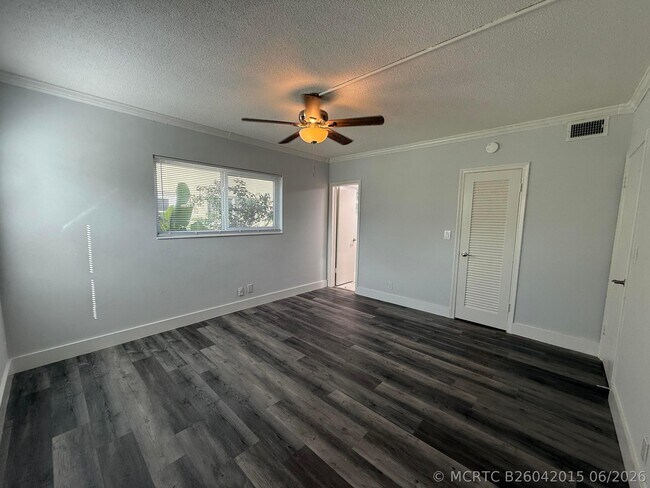 Building Photo - 2121 NE 42nd Ct
