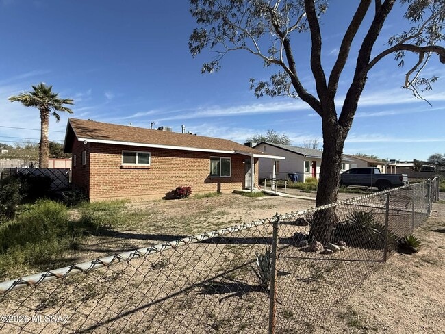 Building Photo - 333 E Linden St