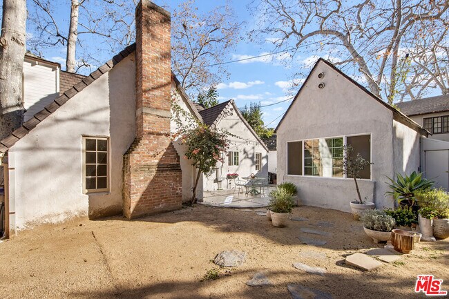 Building Photo - 2615 Canyon Dr