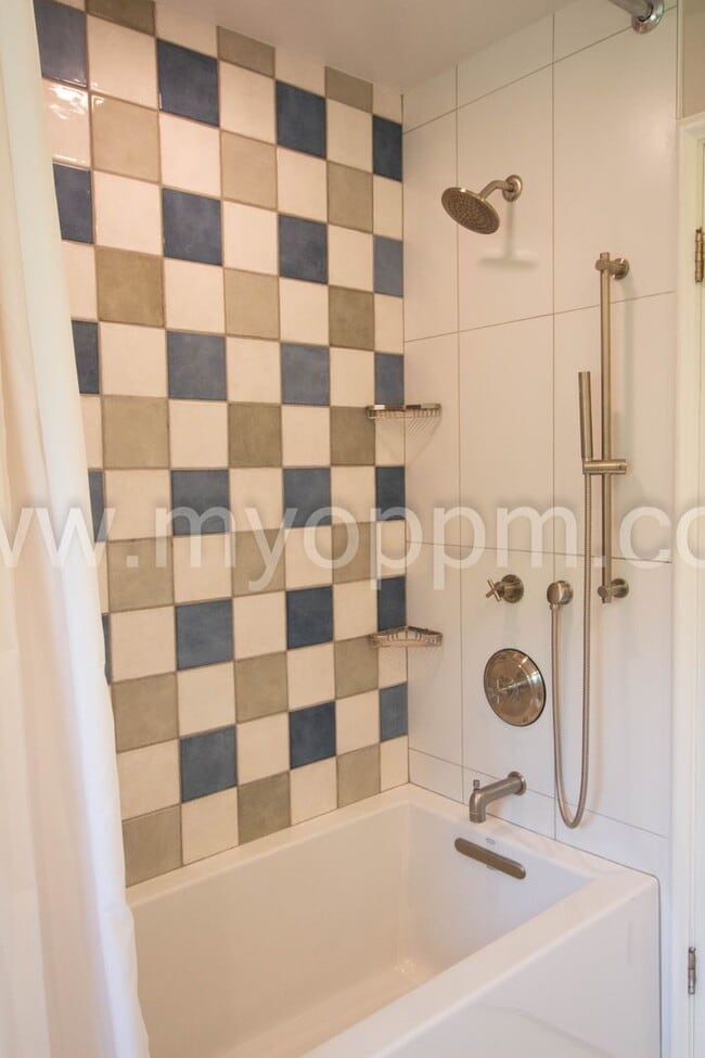 Building Photo - UPDATED 4bedroom Ranch Home!  $600 off the Deposit!!!