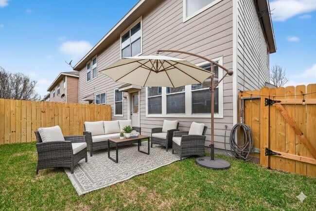 Building Photo - 16623 Newglen Ln