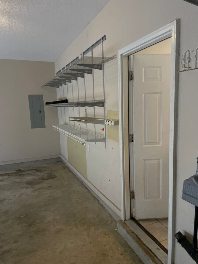 Building Photo - 4BR w/ Fenced Backyard + Garage in Lakeland