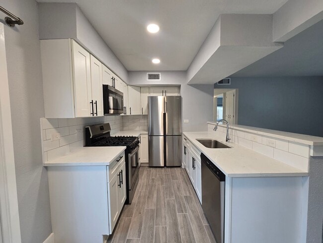 Building Photo - 2504 Manor Cir
