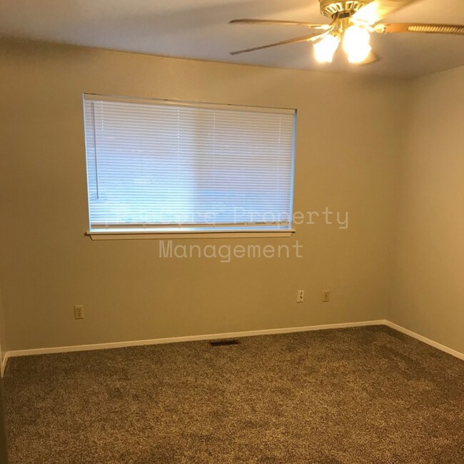Building Photo - $1300...2Bed 1.5 Bath, Small Fenced in Covered Patio on Back, Storage