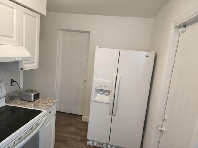 Building Photo - 117 SW 7th Ave