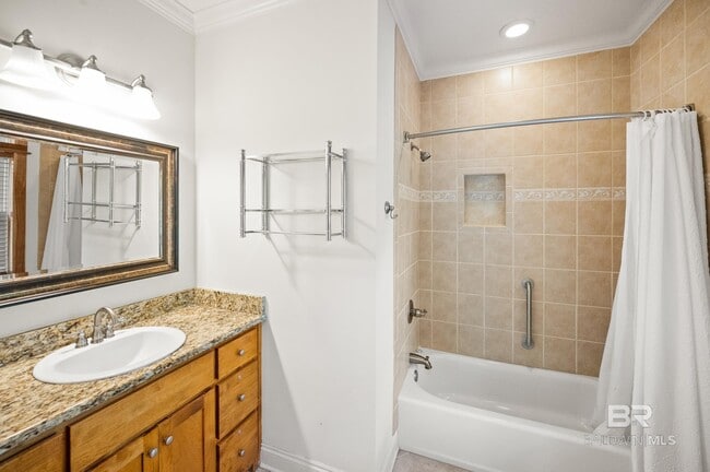 Building Photo - 491 Pine Ave