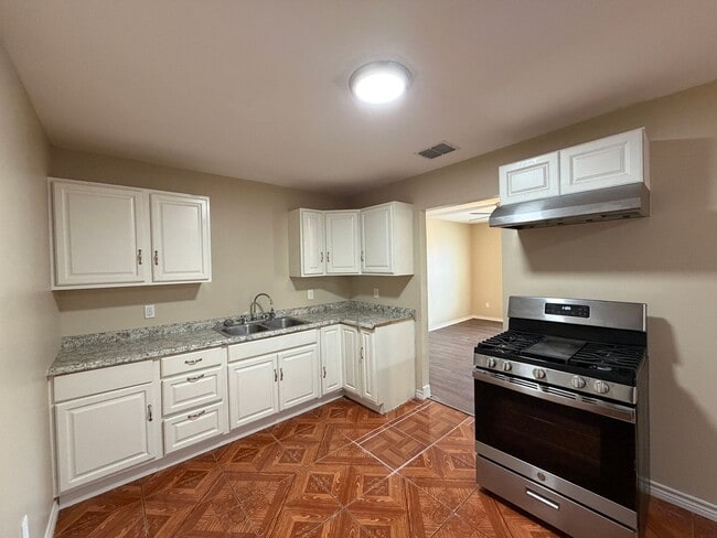 Building Photo - Move in Ready!