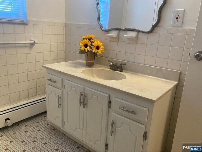 Building Photo - 1251 Valley Rd