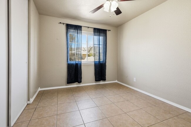 Building Photo - Three Bedroom Home with Bonus Room