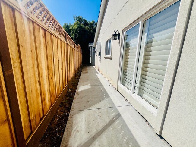 Building Photo - Beautiful 4 Bed 3 Bath San Jose Home - Bra...