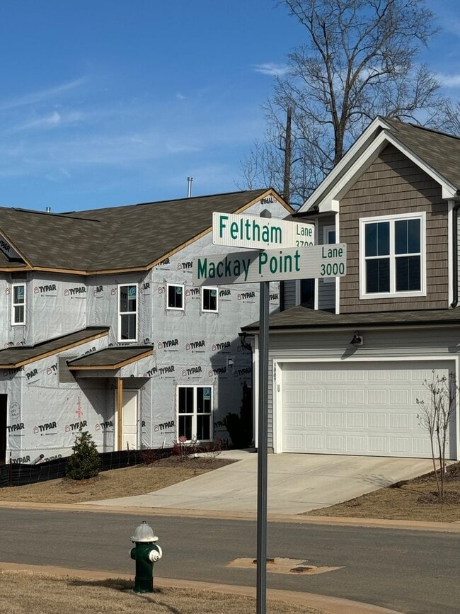 Building Photo - Stunning 3BR 2.5BA Townhome in Jamestown