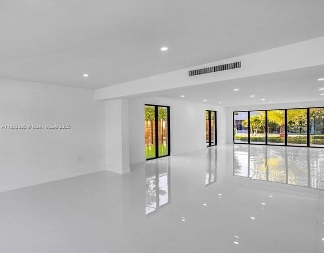 Building Photo - 406 Holiday Dr