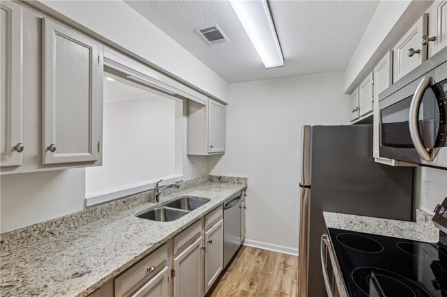 Building Photo - 24308 Plantation Dr NE