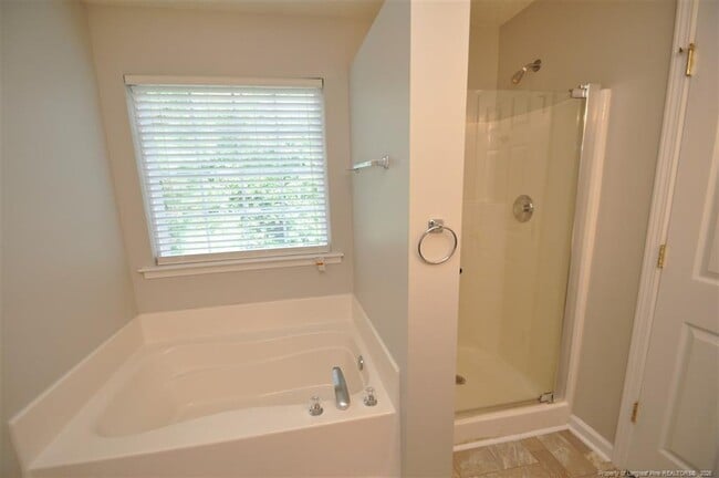 Building Photo - 117 Tiverton Woods Dr
