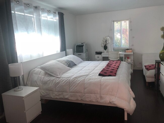 Building Photo - 9971 W Bay Harbor Dr