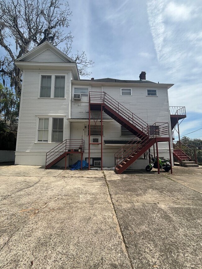 Building Photo - Super cool Apartment in Historic Home Near...