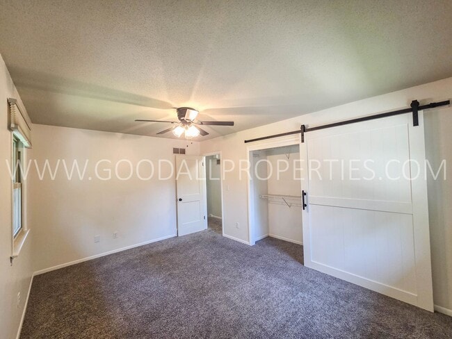 Building Photo - 4 Bedroom Split-Level Home for Rent in Urbandale – 2 Living Areas & Private Backyard!
