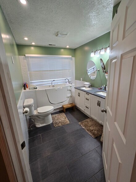 Building Photo - 25 Saxon Ct