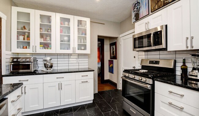Building Photo - Charming 2-Bedroom Duplex in Franklin Park