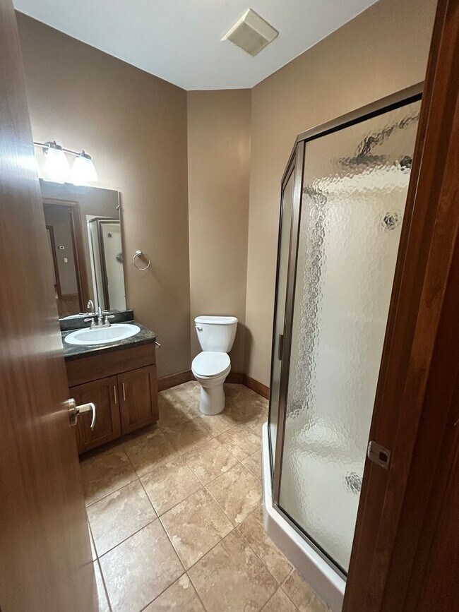 Building Photo - One Bedroom Apartment